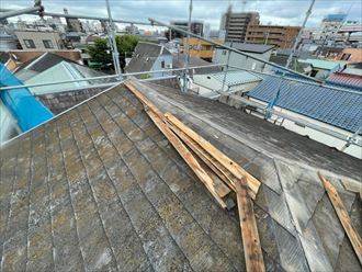 屋根カバー工事にて既存の棟板金を解体撤去
